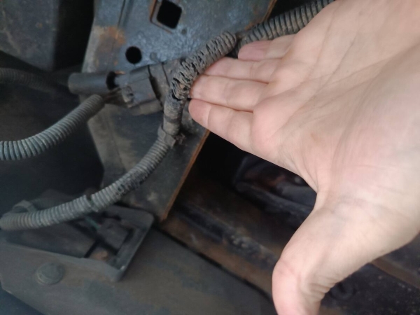 «Все гофры с проводкой посечены песком!». Белорусу так отпескоструили Cadillac, что у машины отказала электроника и кузов начал ржаветь «Все гофры с проводкой посечены песком!». Белорусу так отпескоструили Cadillac, что у машины отказала электроника и кузов начал ржаветь