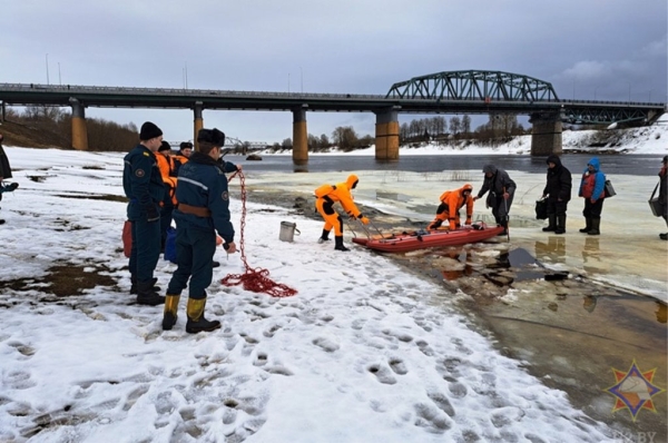 Дрейфовали на льдине: в Беларуси МЧС спасало рыбаков Дрейфовали на льдине: в Беларуси МЧС спасало рыбаков
