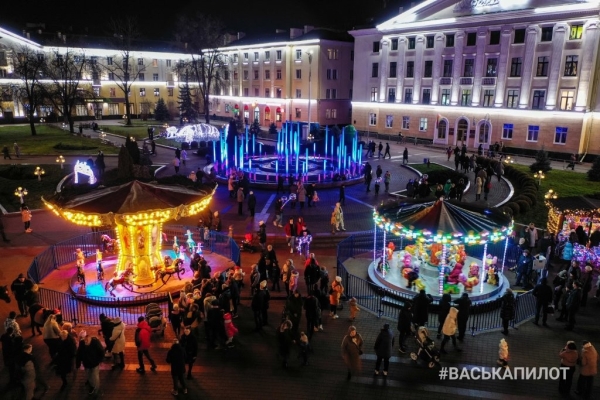 В Бресте «зажгли» главную ёлку города. Вид с высоты В Бресте «зажгли» главную ёлку города. Вид с высоты