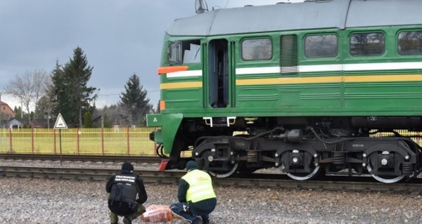 В Тересполе партию сигарет обнаружили в двигателе локомотива В Тересполе партию сигарет обнаружили в двигателе локомотива