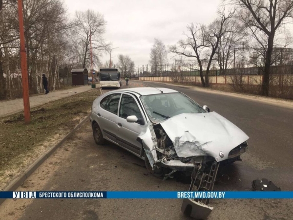 18-летний водитель Renault врезался в автобус в Бресте 18-летний водитель Renault врезался в автобус в Бресте