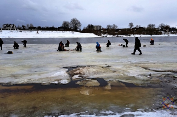Дрейфовали на льдине: в Беларуси МЧС спасало рыбаков Дрейфовали на льдине: в Беларуси МЧС спасало рыбаков