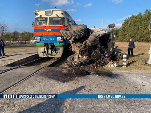 Трактор выехал под пассажирский поезд в Брестском районе Трактор выехал под пассажирский поезд в Брестском районе