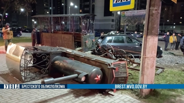 Появились подробности ДТП в Барановичах, в котором автомобиль врезался в макет паровоза. Как это произошло? Появились подробности ДТП в Барановичах, в котором автомобиль врезался в макет паровоза. Как это произошло?