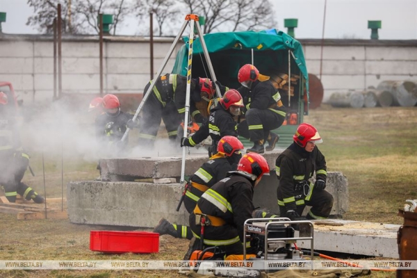 Обрушение здания, авария на ж/д и ЧП в высотке: спасатели провели учения в Бресте Обрушение здания, авария на ж/д и ЧП в высотке: спасатели провели учения в Бресте