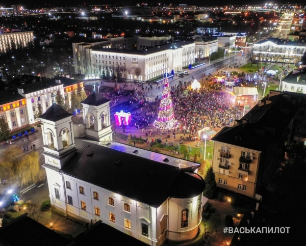 В Бресте «зажгли» главную ёлку города. Вид с высоты В Бресте «зажгли» главную ёлку города. Вид с высоты