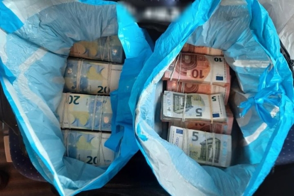 На границе Германии и Нидерландов задержали белоруса с 300 тысячами евро На границе Германии и Нидерландов задержали белоруса с 300 тысячами евро