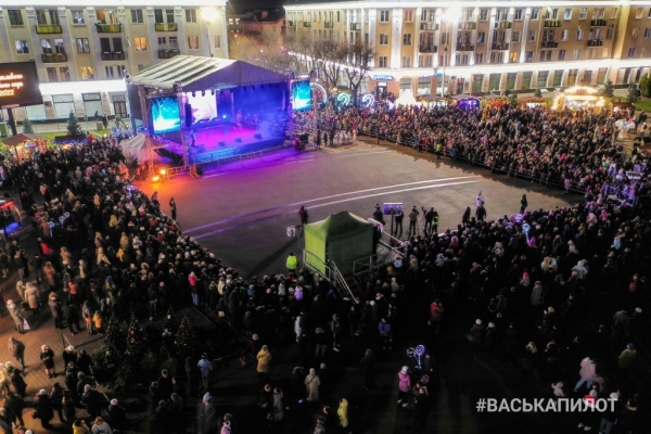 В Бресте «зажгли» главную ёлку города. Вид с высоты В Бресте «зажгли» главную ёлку города. Вид с высоты