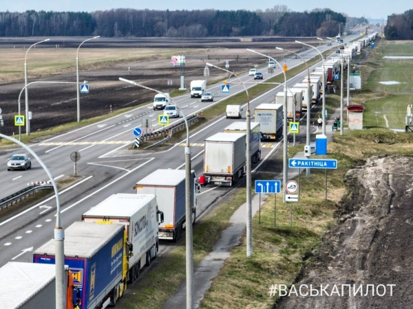 Тысячи фур и сотни легковушек: очереди растут на границе Беларуси и ЕС Тысячи фур и сотни легковушек: очереди растут на границе Беларуси и ЕС