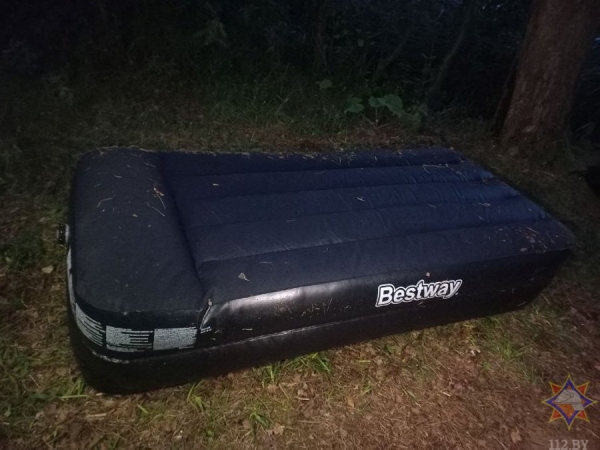 В Беларуси две девочки-сестры утонули в озере, плавая на надувном матрасе В Беларуси две девочки-сестры утонули в озере, плавая на надувном матрасе