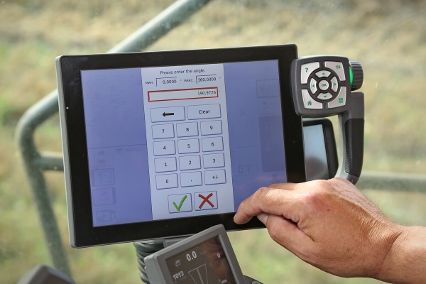 Водитель самого крутого комбайна в Беларуси: «За 1 000 рублей в поле точно бы не работал!» Водитель самого крутого комбайна в Беларуси: «За 1 000 рублей в поле точно бы не работал!»