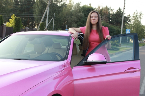 «Желающих купить эту машину предостаточно!» Девушка на розовом BMW F30 рассекает по улицам Бреста. Кто она такая? «Желающих купить эту машину предостаточно!» Девушка на розовом BMW F30 рассекает по улицам Бреста. Кто она такая?