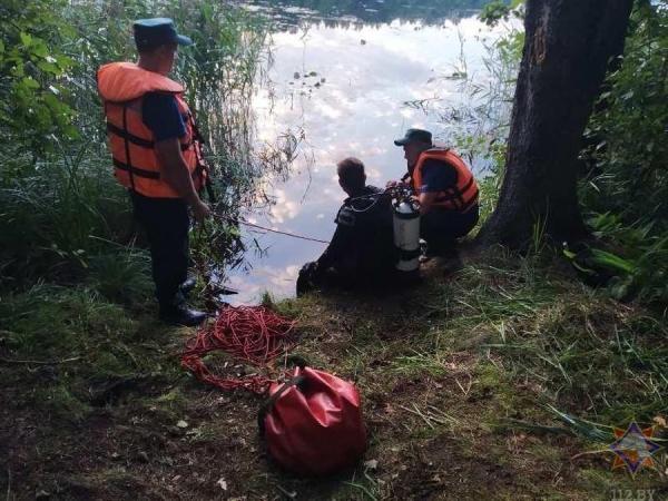 В Беларуси две девочки-сестры утонули в озере, плавая на надувном матрасе В Беларуси две девочки-сестры утонули в озере, плавая на надувном матрасе