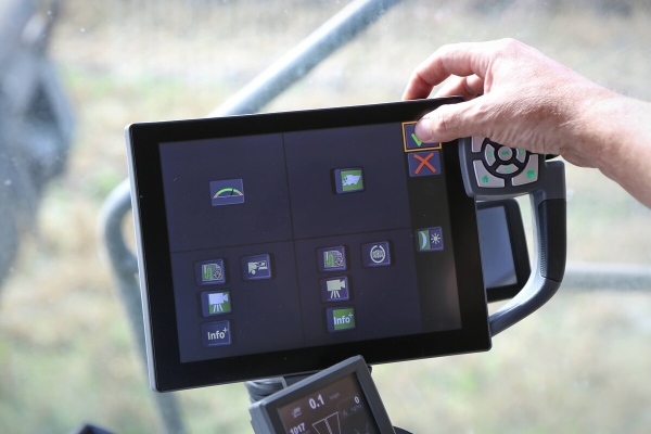 Водитель самого крутого комбайна в Беларуси: «За 1 000 рублей в поле точно бы не работал!» Водитель самого крутого комбайна в Беларуси: «За 1 000 рублей в поле точно бы не работал!»