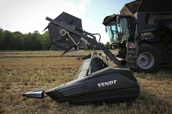 Водитель самого крутого комбайна в Беларуси: «За 1 000 рублей в поле точно бы не работал!» Водитель самого крутого комбайна в Беларуси: «За 1 000 рублей в поле точно бы не работал!»