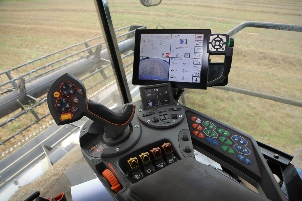 Водитель самого крутого комбайна в Беларуси: «За 1 000 рублей в поле точно бы не работал!» Водитель самого крутого комбайна в Беларуси: «За 1 000 рублей в поле точно бы не работал!»