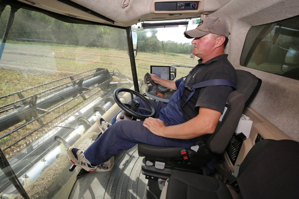 Водитель самого крутого комбайна в Беларуси: «За 1 000 рублей в поле точно бы не работал!» Водитель самого крутого комбайна в Беларуси: «За 1 000 рублей в поле точно бы не работал!»