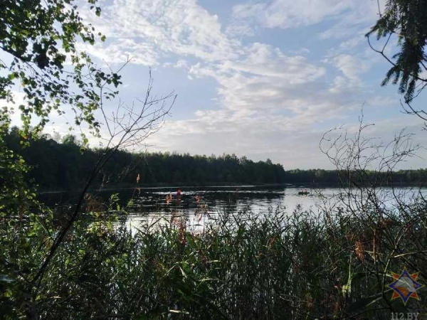 В Беларуси две девочки-сестры утонули в озере, плавая на надувном матрасе В Беларуси две девочки-сестры утонули в озере, плавая на надувном матрасе