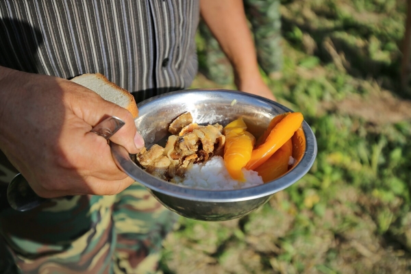 Водитель самого крутого комбайна в Беларуси: «За 1 000 рублей в поле точно бы не работал!» Водитель самого крутого комбайна в Беларуси: «За 1 000 рублей в поле точно бы не работал!»
