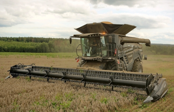 Водитель самого крутого комбайна в Беларуси: «За 1 000 рублей в поле точно бы не работал!» Водитель самого крутого комбайна в Беларуси: «За 1 000 рублей в поле точно бы не работал!»