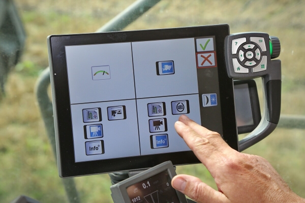 Водитель самого крутого комбайна в Беларуси: «За 1 000 рублей в поле точно бы не работал!» Водитель самого крутого комбайна в Беларуси: «За 1 000 рублей в поле точно бы не работал!»