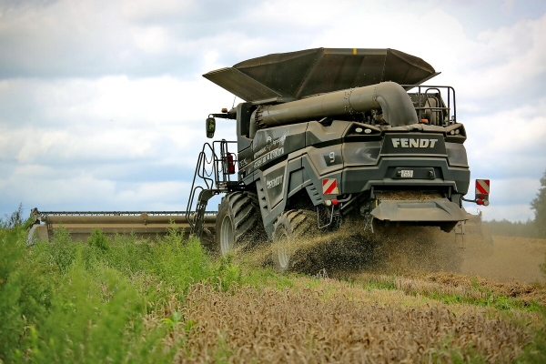 Водитель самого крутого комбайна в Беларуси: «За 1 000 рублей в поле точно бы не работал!» Водитель самого крутого комбайна в Беларуси: «За 1 000 рублей в поле точно бы не работал!»
