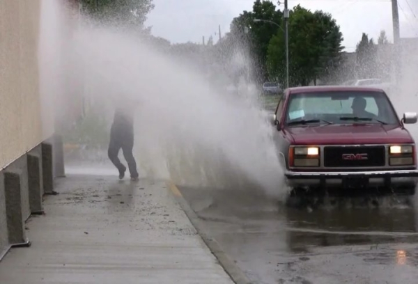 Окатил пешехода водой из-под колес. Как могут наказать водителя? Окатил пешехода водой из-под колес. Как могут наказать водителя?