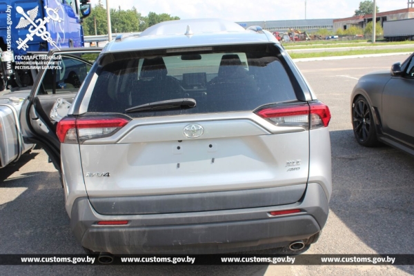 Семь недешевых авто пытались ввезти в Беларусь, занизив стоимость почти в два раза Семь недешевых авто пытались ввезти в Беларусь, занизив стоимость почти в два раза