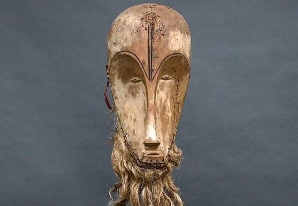 Семья продала старую маску за €150, а покупатель вскоре ее перепродал за €4,2 миллиона Семья продала старую маску за €150, а покупатель вскоре ее перепродал за €4,2 миллиона