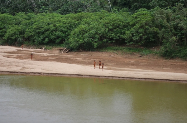 Одно из крупнейших племен, отказывающихся от контакта с цивилизацией, попало в объектив камер Одно из крупнейших племен, отказывающихся от контакта с цивилизацией, попало в объектив камер