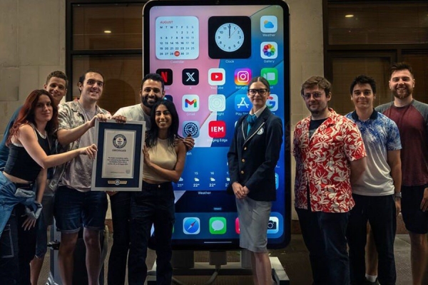 Сколько весит гигантский iPhone, который попал в книгу рекордов Гиннеса Сколько весит гигантский iPhone, который попал в книгу рекордов Гиннеса