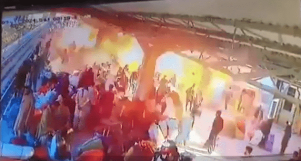 Смертник совершил теракт на вокзале в Пакистане — 24 человека погибли
											 
												Смертник совершил теракт на вокзале в Пакистане — 24 человека погибли