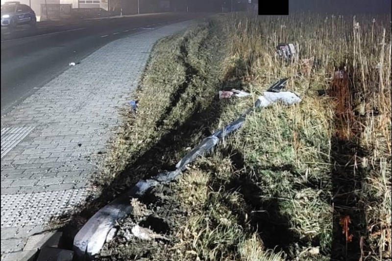 В Германии белорус на фуре снес два уличных фонаря В Германии белорус на фуре снес два уличных фонаря