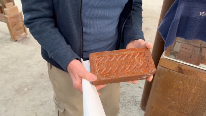 Мужчина больше 40 лет собирал кирпичи. Зачем? Мужчина больше 40 лет собирал кирпичи. Зачем?