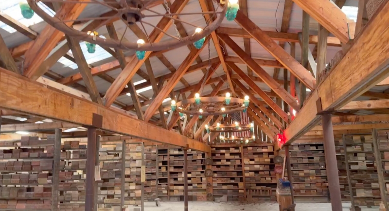 Мужчина больше 40 лет собирал кирпичи. Зачем? Мужчина больше 40 лет собирал кирпичи. Зачем?