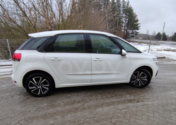 Цены сегодня и год назад. Сравнили прайсы популярных VW Passat, Citroen C4 Picasso и Renault Megane Цены сегодня и год назад. Сравнили прайсы популярных VW Passat, Citroen C4 Picasso и Renault Megane