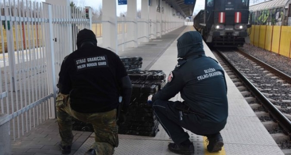 В Тересполе нашли партию контрабандных сигарет, прибывших в поезде из Бреста В Тересполе нашли партию контрабандных сигарет, прибывших в поезде из Бреста