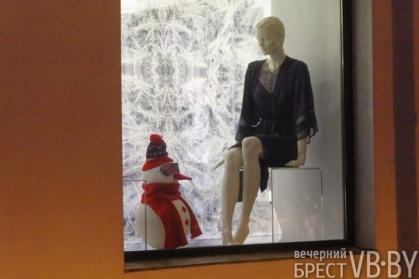 Посмотрите, как брестские заведения украсили витрины к Новому году Посмотрите, как брестские заведения украсили витрины к Новому году